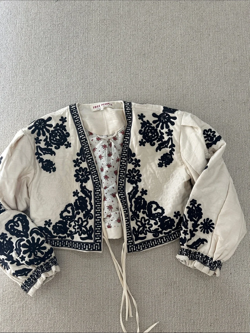 Free People Cream Cropped Jacket with Navy Floral Embroidery xsmall - Picture 1 of 4